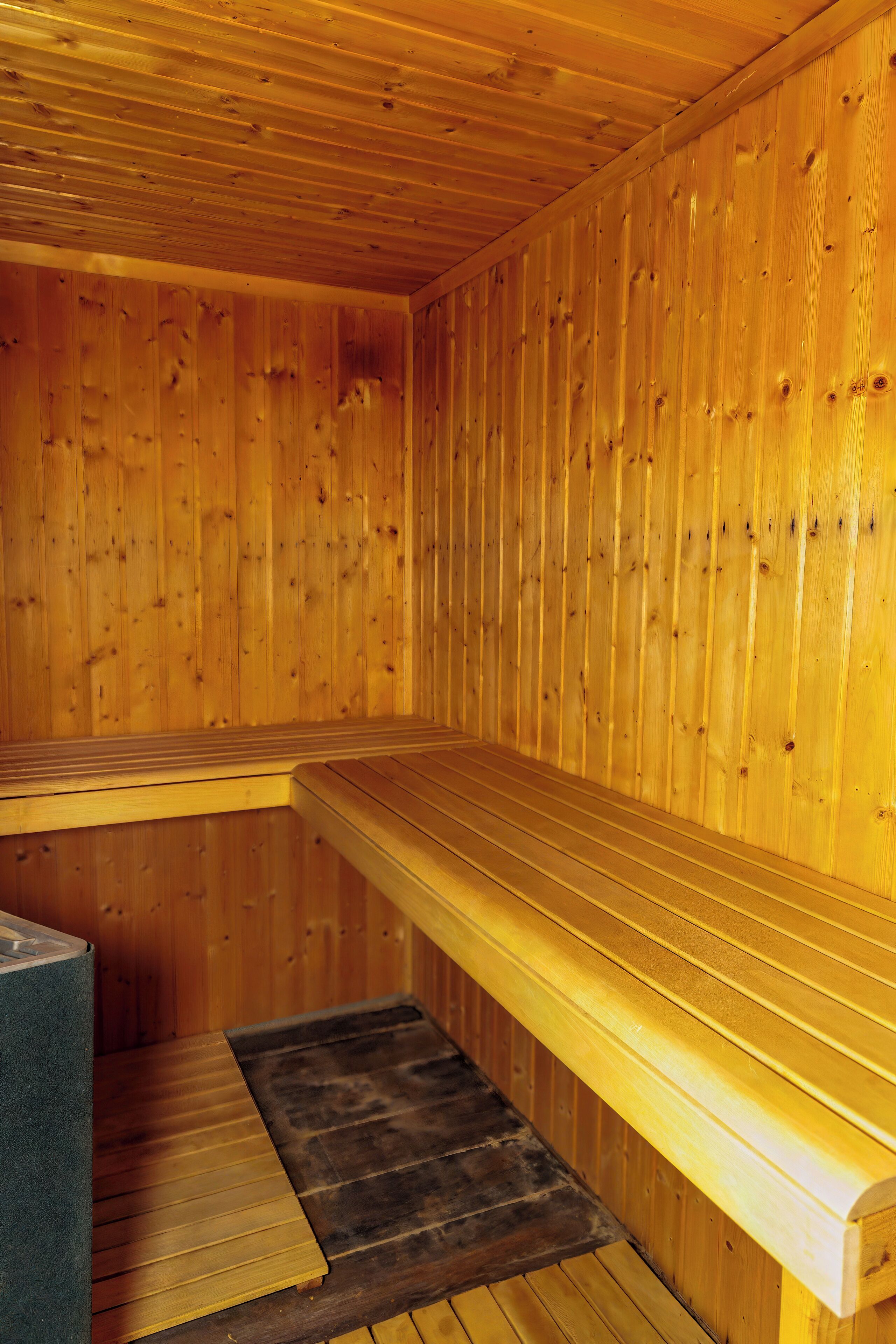 Eine Sauna mit Holzwänden und -bänken.