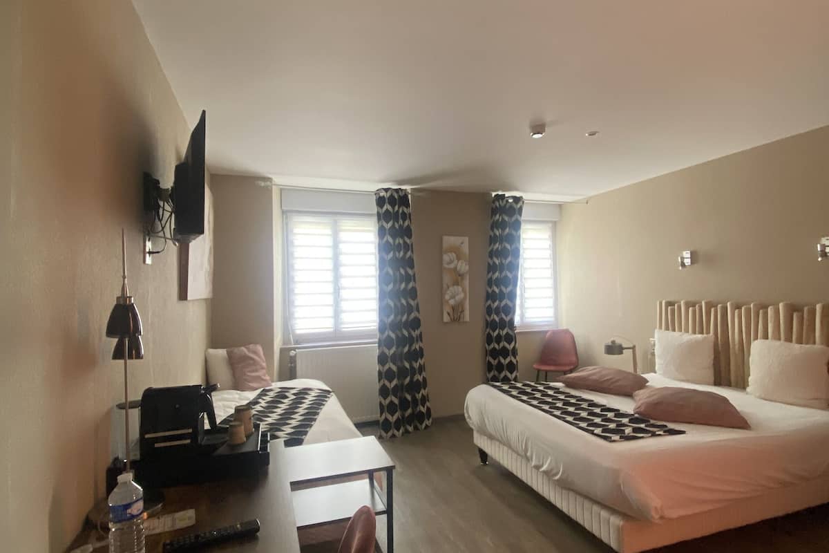 triple room | in-room safe, desk, free cots/infant beds, free wifi