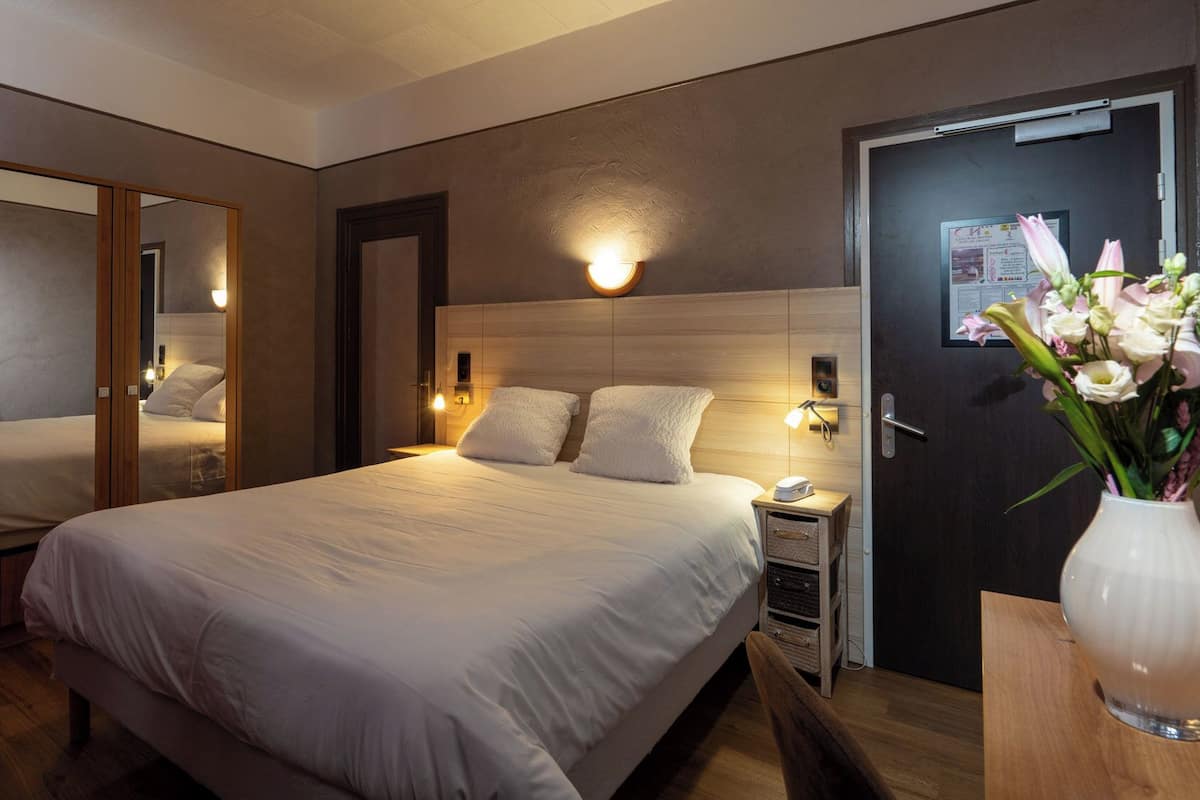 In-room safe, desk, cribs (free), WiFi (free)