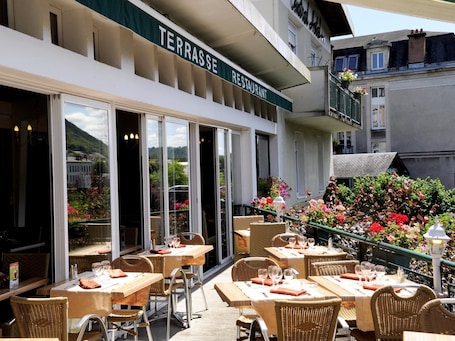 Breakfast, lunch, dinner served; Regional cuisine