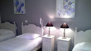Quarto triplo | Escrivaninha, Wi-Fi de cortesia, roupa de cama