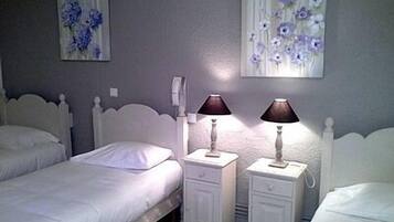 Triple Room | Desk, free WiFi, bed sheets, wheelchair access