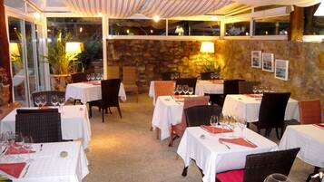 Daily continental breakfast (EUR 10 per person)