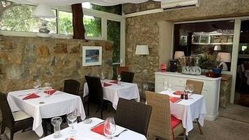 Se sirven comidas, cenas y cocina regional