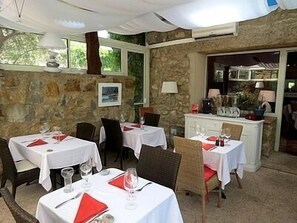 Déjeuner et dîner servis sur place, spécialités Cuisine régionale