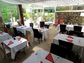 Se sirven almuerzos y cenas, cocina regional