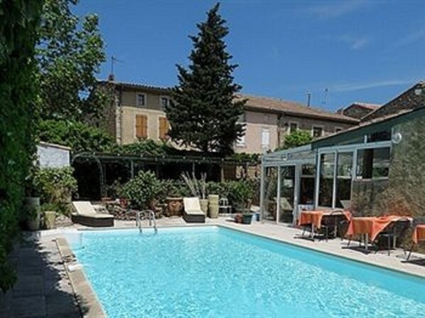 Piscine extérieure (ouverte en saison)