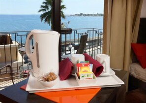 خزنة داخل الغرفة ومكتب وتجهيزات عازلة للصوت وواي فاي مجانًا