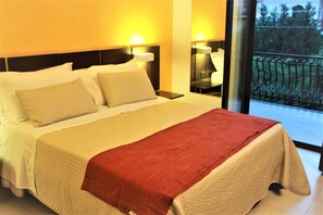 Quarto casal, sacada, vista para o jardim | Cofres nos quartos, escrivaninha, quartos à prova de som