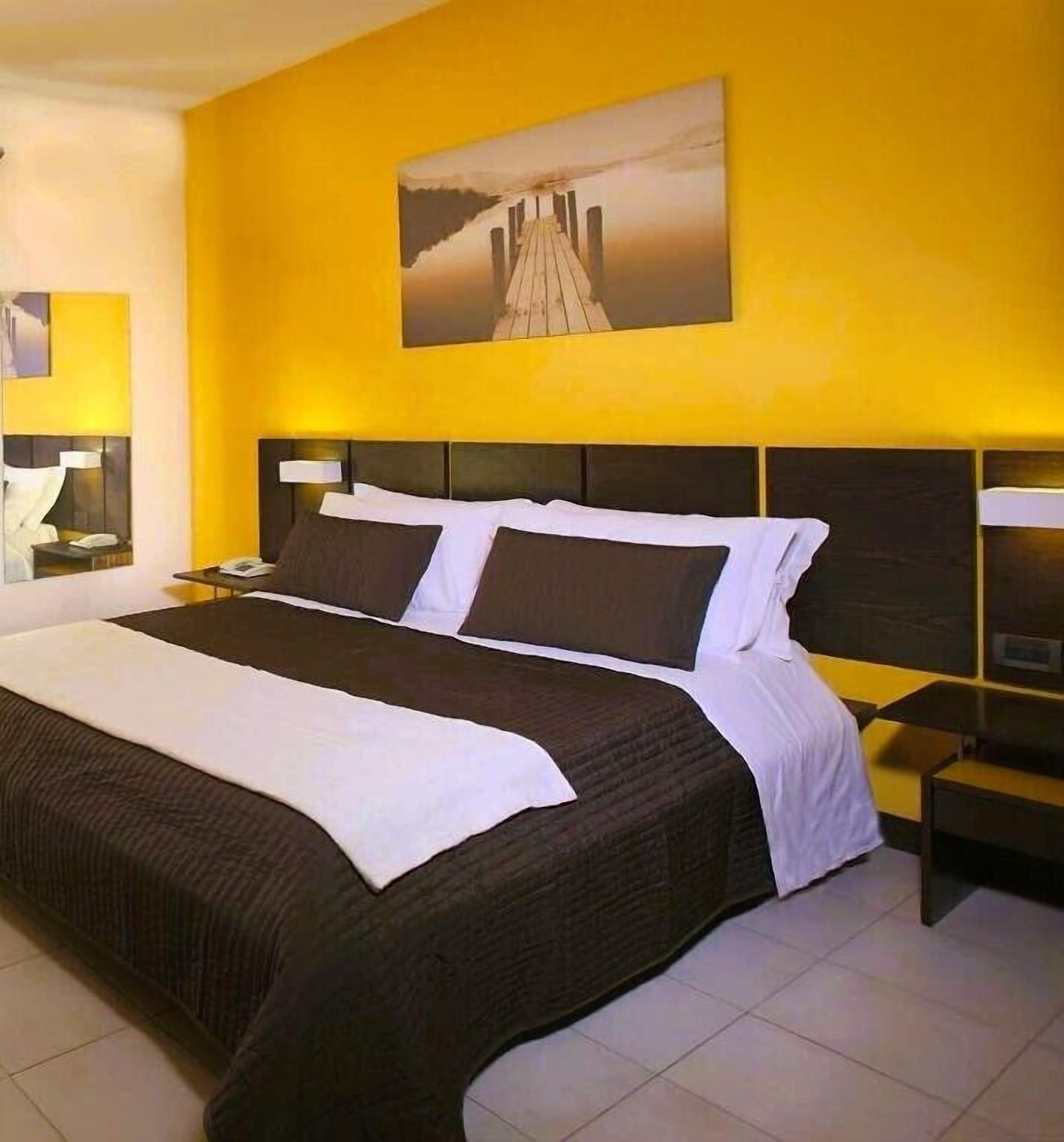 Cofres nos quartos, escrivaninha, quartos à prova de som