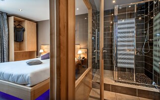Quarto casal conforto, vista para a piscina | Escrivaninha, Wi-Fi de cortesia, roupa de cama