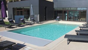 Outdoor pool, open 10:00 AM to 8:00 PM, pool umbrellas, pool loungers - Logis Hôtel Spa Chez Camillou (Peyre-en-Aubrac)
