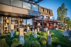 Terrace/patio - Logis Hôtel Spa Chez Camillou (Peyre-en-Aubrac)