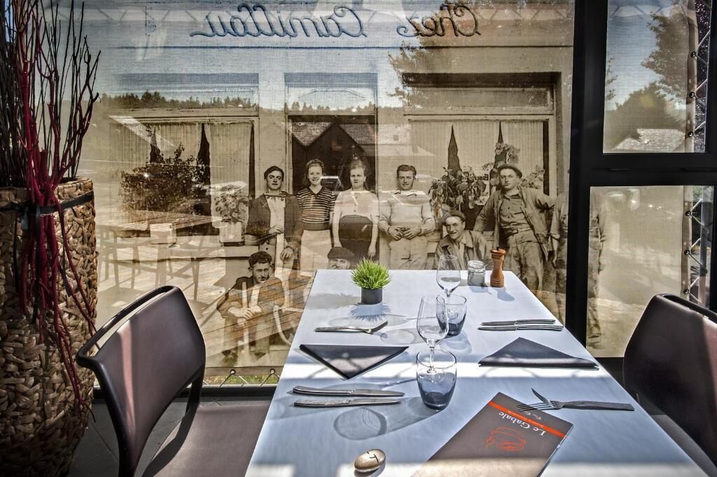 2 restaurants, lunch, dinner served; french cuisine