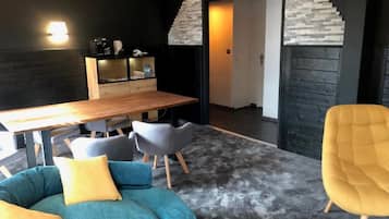 Apartment, 2 Bedrooms, Sauna | Meja, Wi-fi percuma, cadar katil