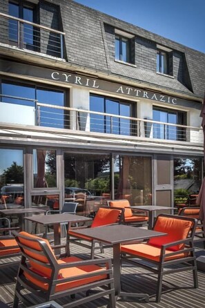 2 restaurants, lunch, dinner served; French cuisine