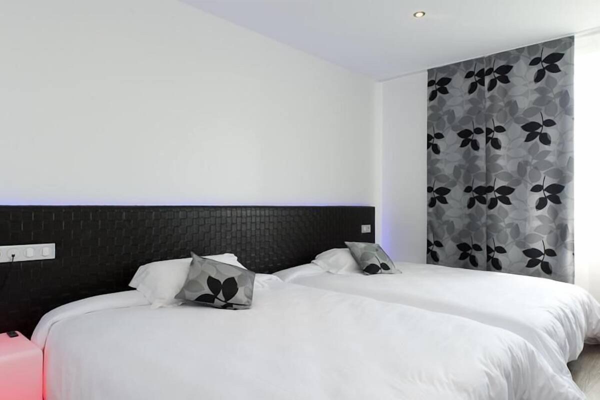Escrivaninha, Wi-Fi de cortesia, roupa de cama