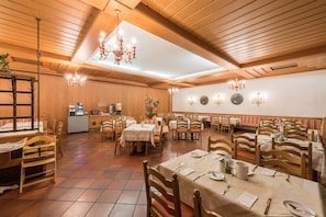 Daily buffet breakfast (EUR 16.90 per person)