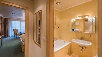 Quadruple Room | Bathroom | Free toiletries, towels