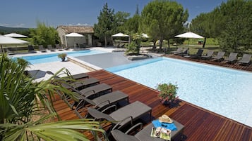 Piscine extérieure, chaises longues