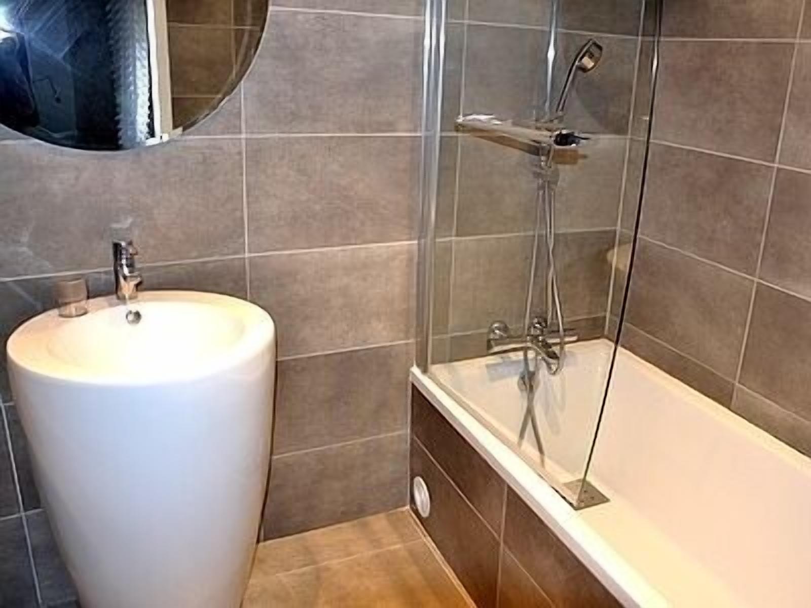 combined shower/bathtub, towels