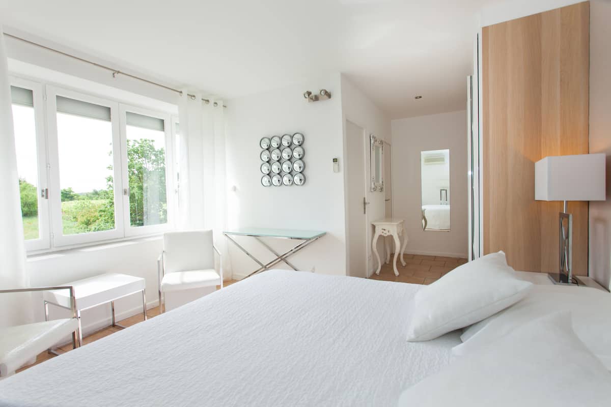 Superior tweepersoonskamer | Luxe beddengoed, een minibar, een kluis op de kamer, een bureau