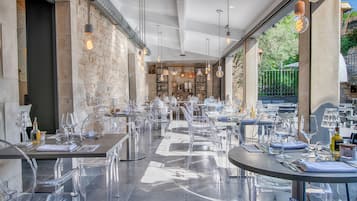 Lunch and dinner served, French cuisine