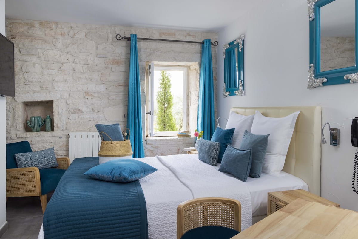 Double Charme | Luxe beddengoed, een minibar, een kluis op de kamer, een bureau