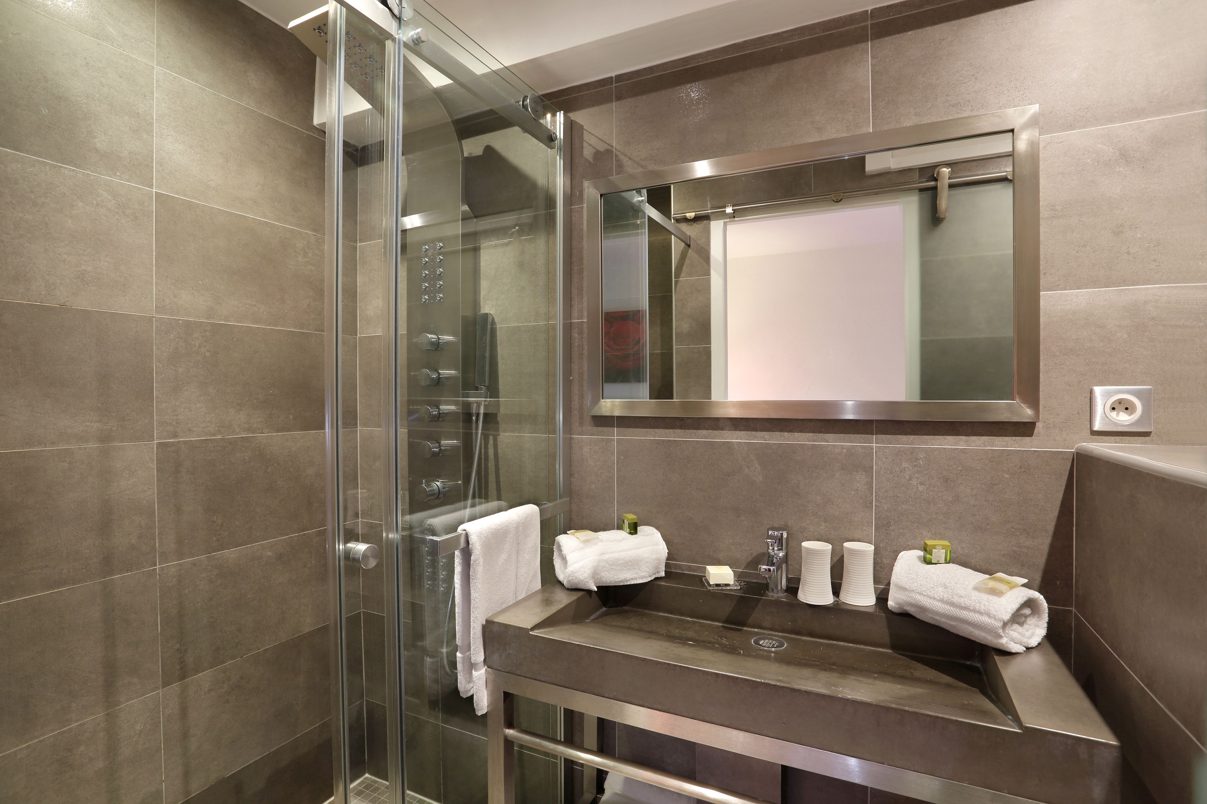 double charme | bathroom | combined shower/bathtub, towels