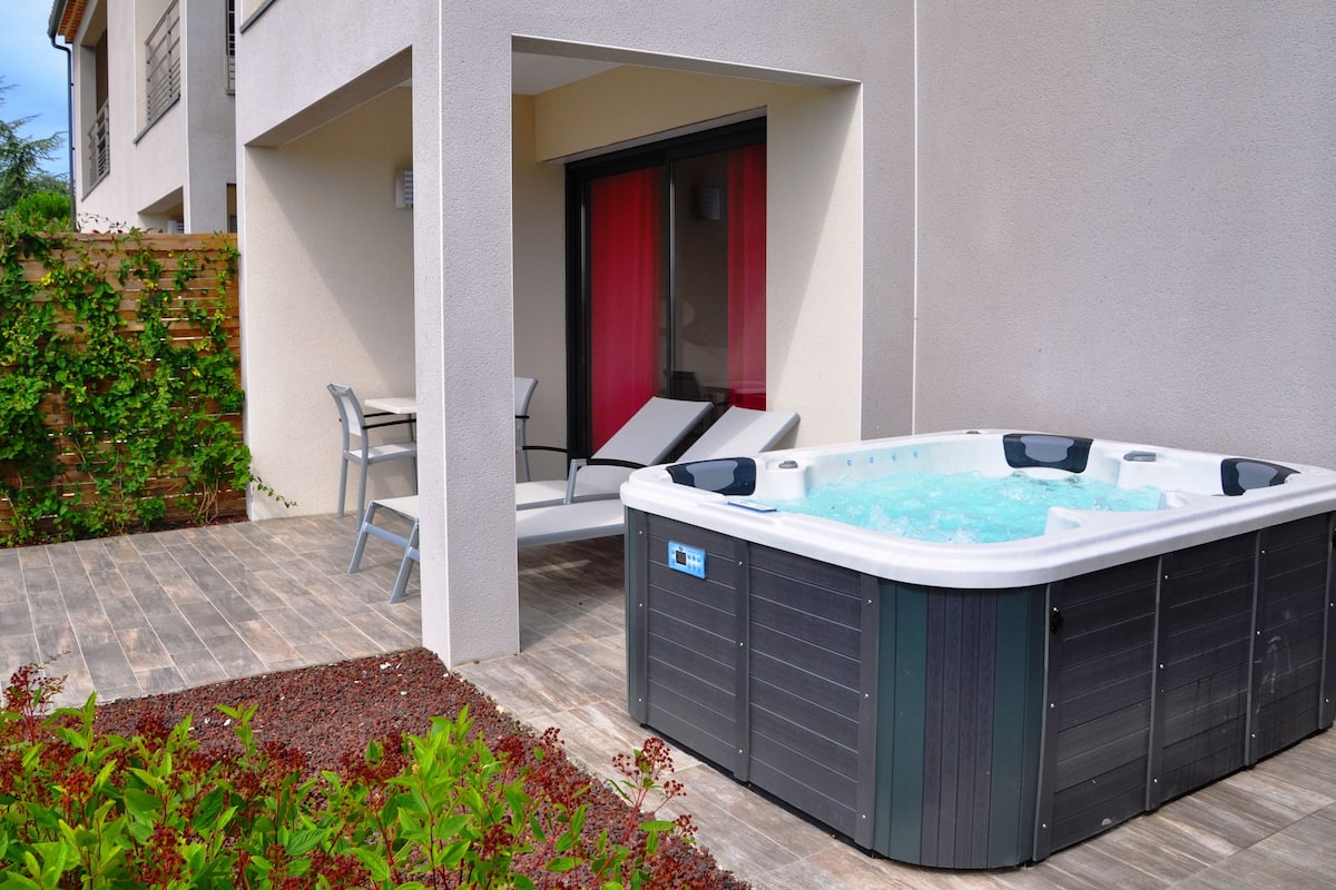 Premium tweepersoonskamer (With Spa) | Luxe beddengoed, een minibar, een kluis op de kamer, een bureau