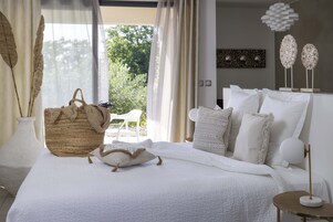 Habitación Premium doble, terraza | Ropa de cama de alta calidad, minibar, caja fuerte y escritorio