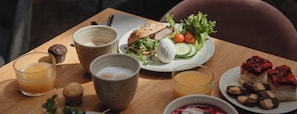 Päivittäinen buffetaamiainen maksusta