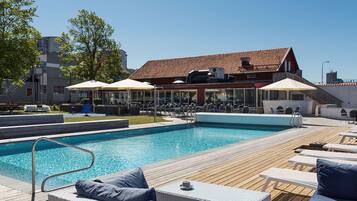 Utomhuspool och solstolar