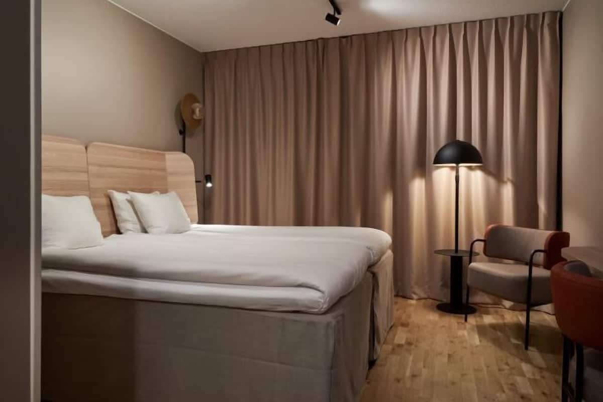 Skrivbord, gratis barnsÀngar, gratis wi-fi och sÀngklÀder
