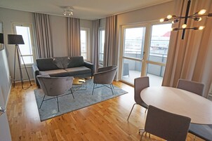 Junior Suite | Desk, free cribs/infant beds, free WiFi, bed sheets