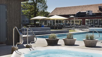Outdoor pool, pool loungers