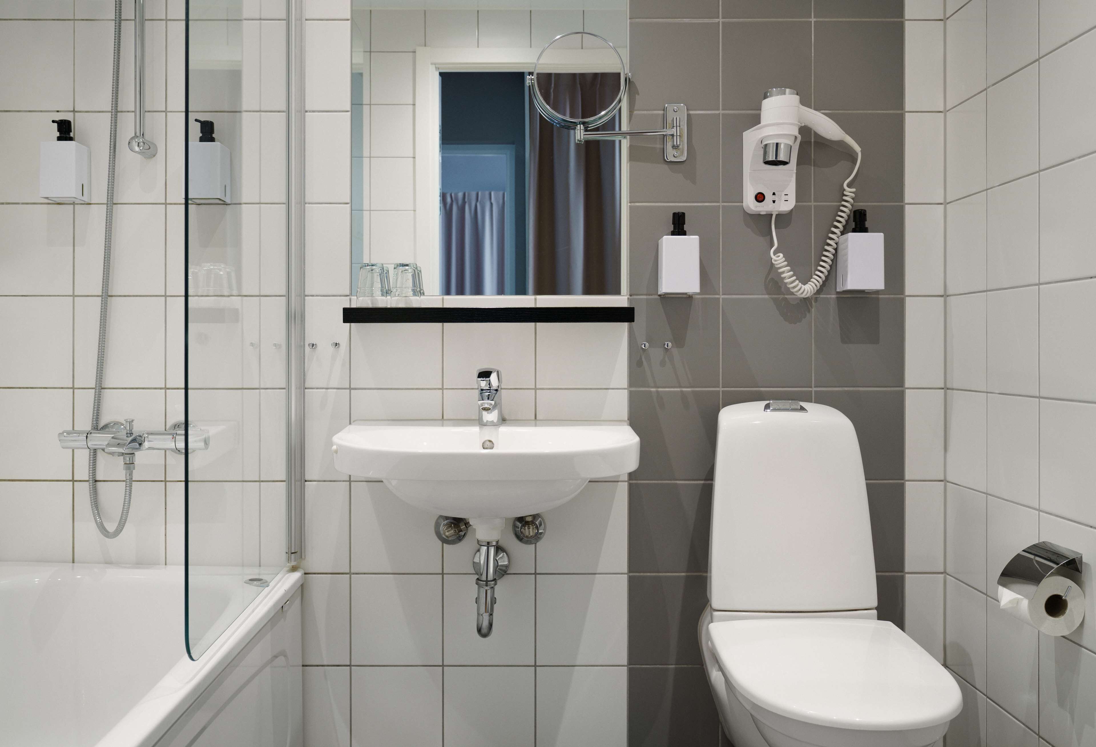 desk, free cots/infant beds, free wifi, bed sheets