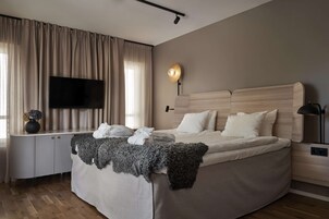 Escritorio, cunas gratuitas, wifi gratis y ropa de cama 