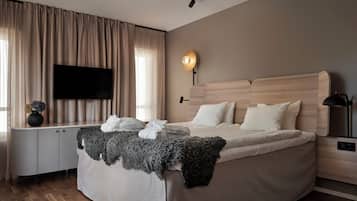 Suíte standard, 2 camas de casal, para não fumantes | Escrivaninha, berços grátis, Wi-Fi de cortesia, roupa de cama