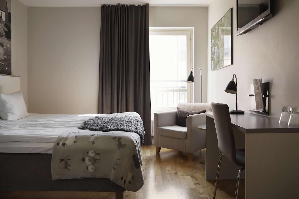 Twin kamer | Een bureau, gratis babybedden, gratis wifi, beddengoed