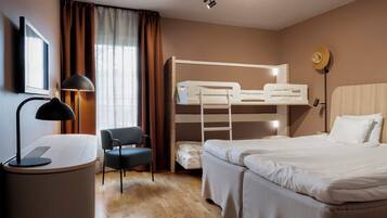 Familienzimmer, Mehrere Betten, Nichtraucher | Schreibtisch, kostenlose Babybetten, kostenloses WLAN, Bettwäsche