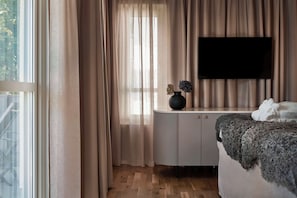 Junior Suite | Desk, free cribs/infant beds, free WiFi, bed sheets