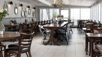 Frukost och middag serveras, med utsikt mot poolen