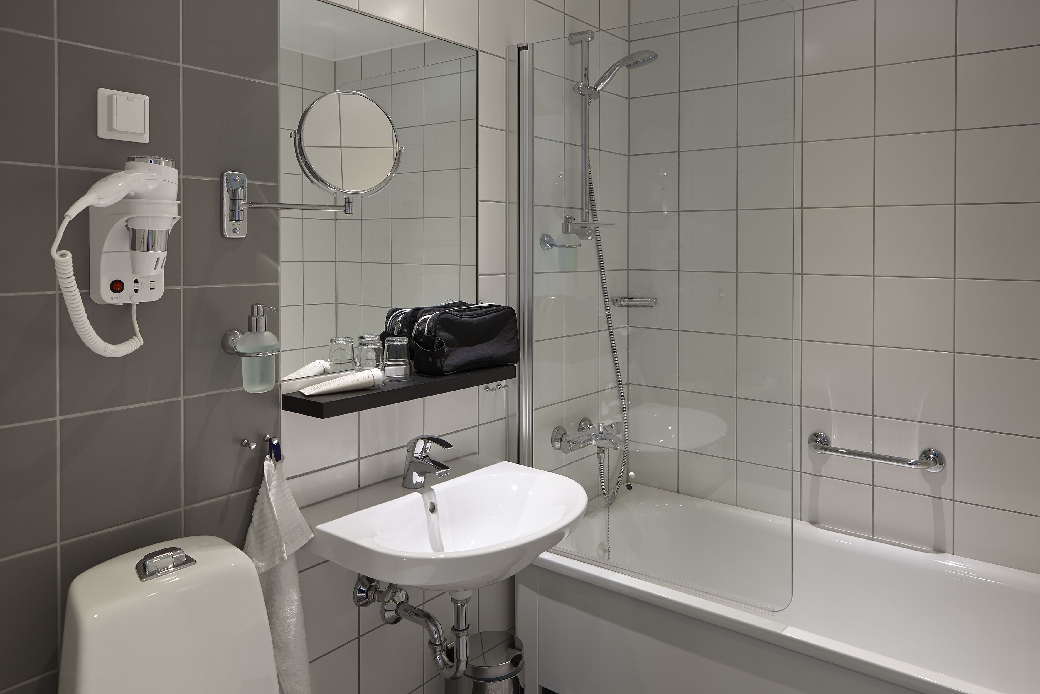 junior suite | bathroom | shower, free toiletries, hair dryer, towels