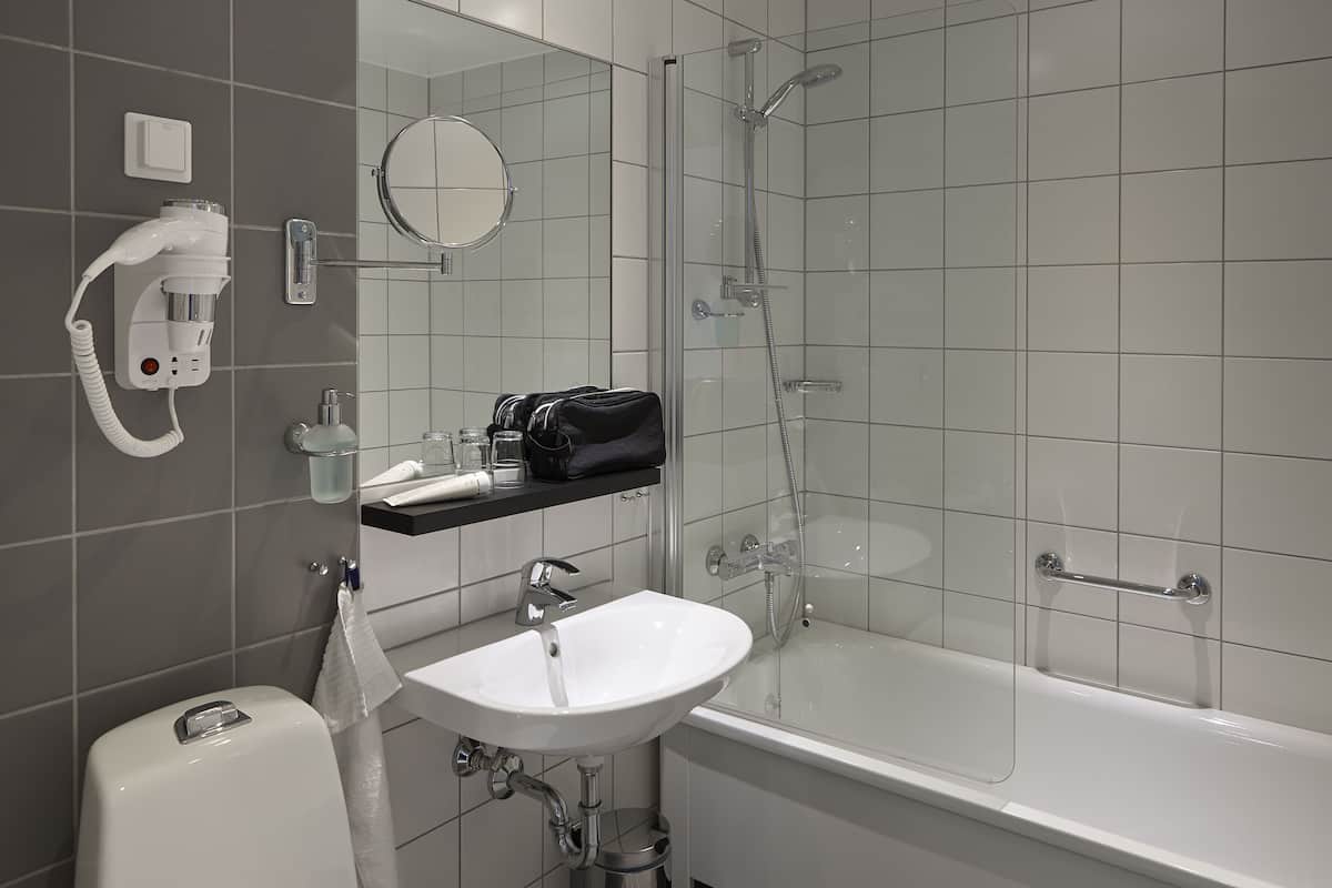 junior suite | bathroom | shower, free toiletries, hair dryer, towels