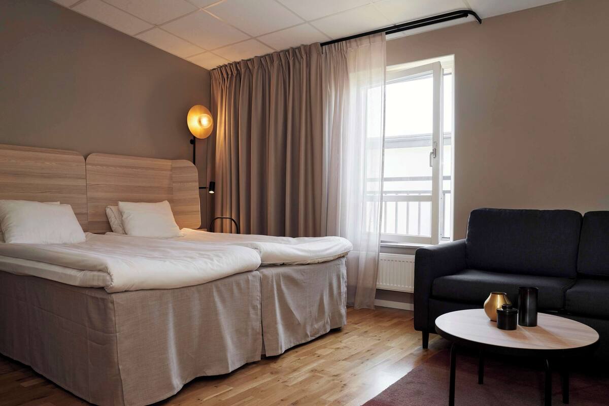 family room | desk, free cots/infant beds, free wifi, bed sheets