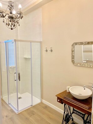Superior Apartment, 2 Bedrooms, Kitchen, City View | Bathroom | Hair dryer, towels, soap, shampoo - Hi Valencia Cánovas (Valencia)
