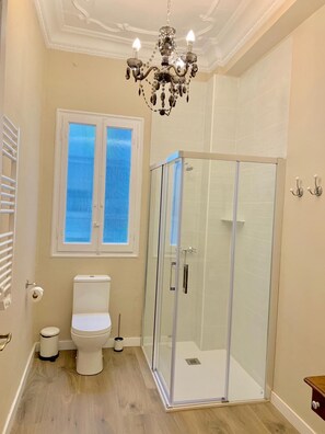 Superior Apartment, 2 Bedrooms, Kitchen, City View | Bathroom | Hair dryer, towels, soap, shampoo - Hi Valencia Cánovas (Valencia)