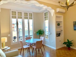 Apartamento superior, 2 habitaciones, cocina, vistas a la ciudad | Zona de estar | Televisión de pantalla plana de 32 pulgadas con canales digitales