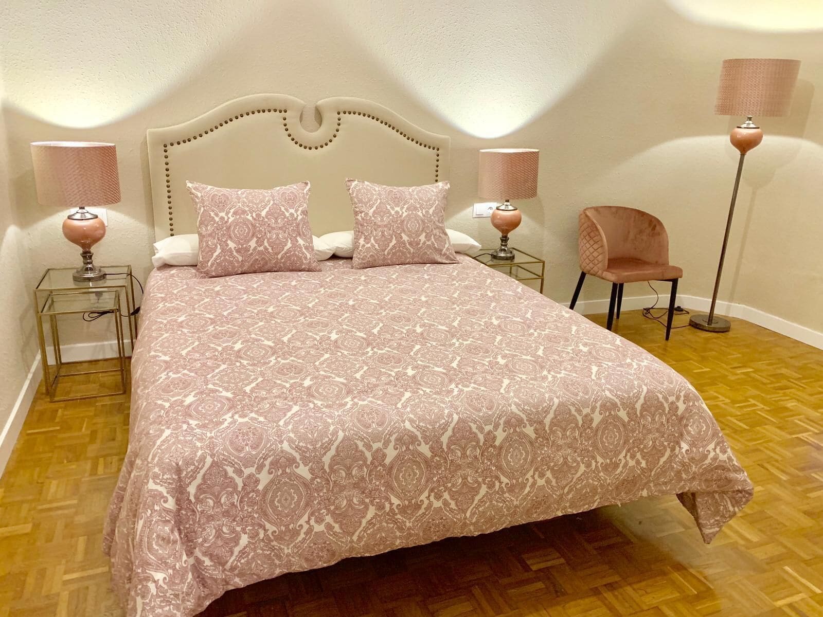 高級公寓, 2 間臥室, 廚房, 城市景觀 | 羽絨被、布置獨特、熨斗/熨衣板、免費搖籃/嬰兒床